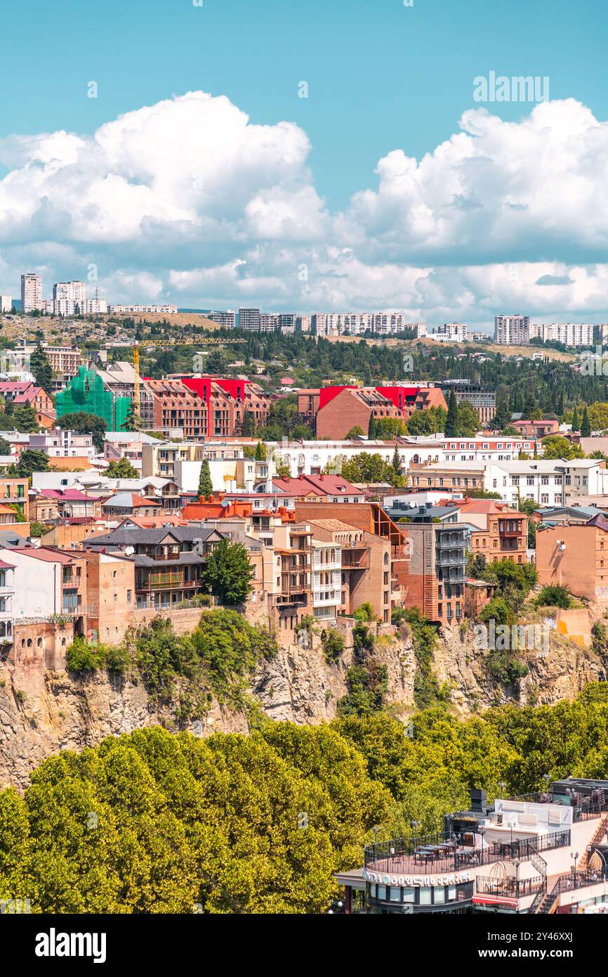 Tiflis, Georgien - 12. August 2024: Panoramablick auf die Stadt Tiflis, die Hauptstadt Georgiens. Stockfoto