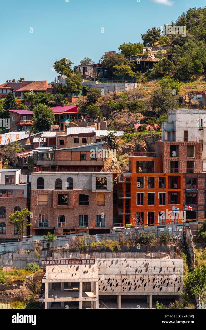 Tiflis, Georgien - 12. August 2024: Panoramablick auf die Stadt Tiflis, die Hauptstadt Georgiens. Stockfoto