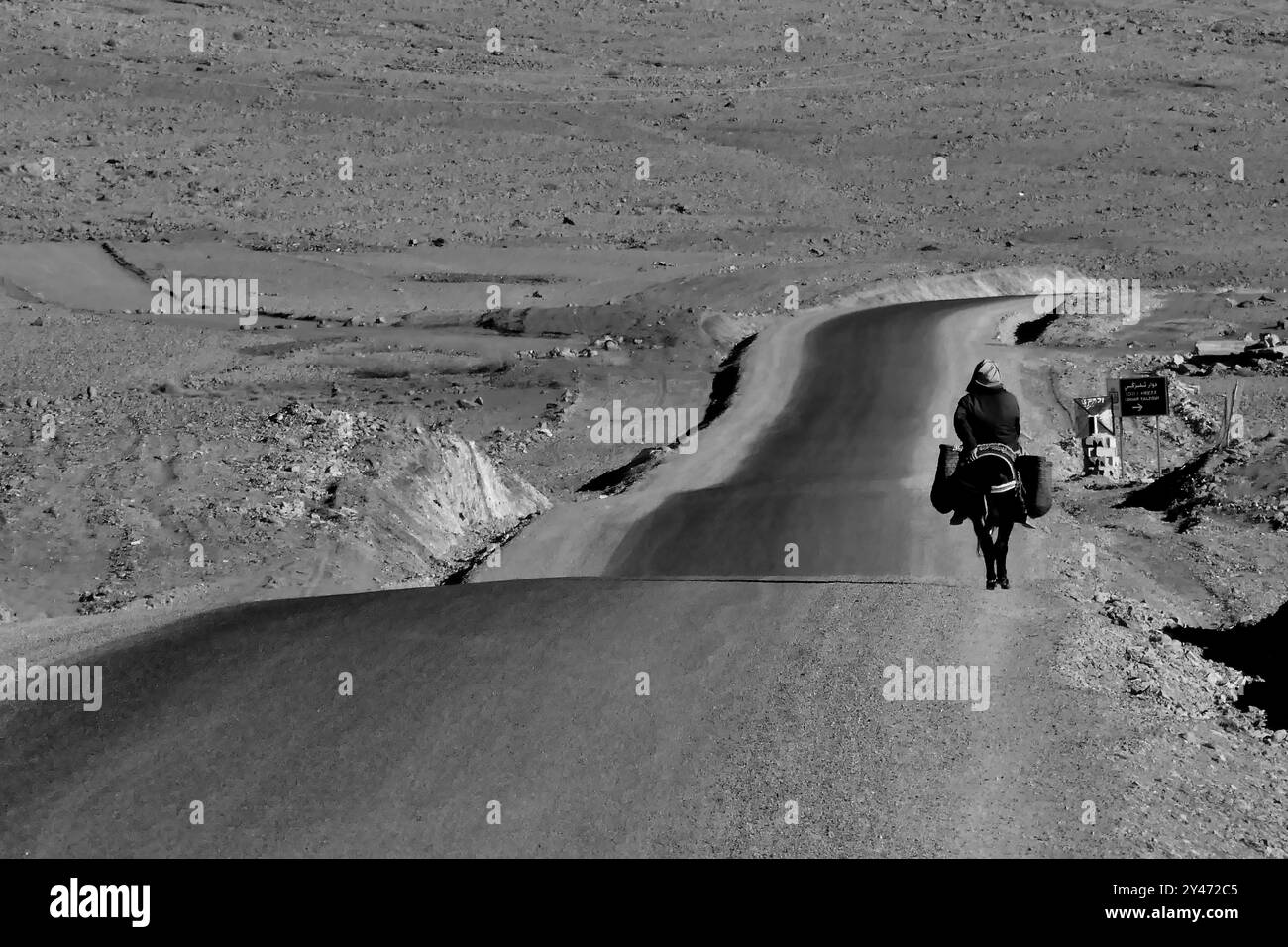 Tafraoute entspringt nordwestlich des Amelnals, gespickt mit rosa Granitfelsen, in der Quarzkette des Djebel el Kest. Marokko, Nordafrika Stockfoto