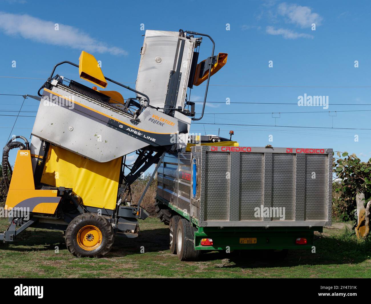 Erntemaschine an einem Traktor auf einem Feld in der Stadt Montefiascone, Region Latium, Italien. September 2024 Stockfoto
