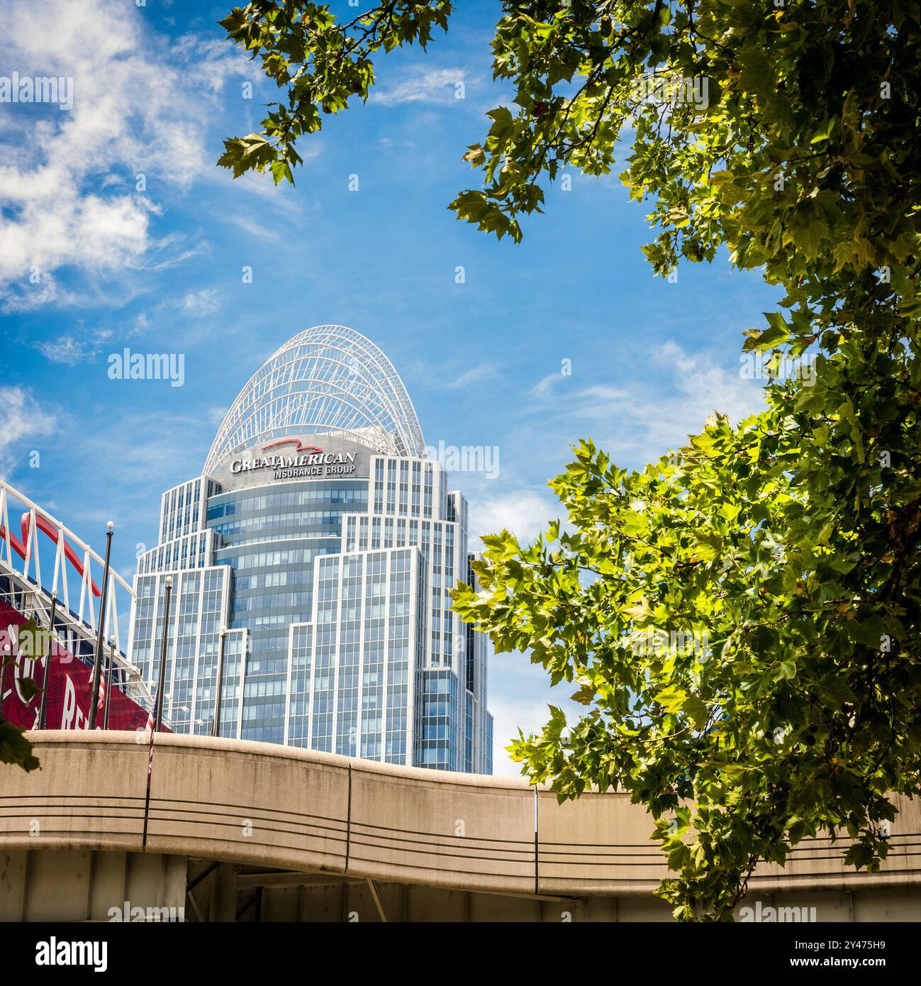 Cincinnati, Ohio, 30. Juli 2022: Blick auf den Great American Tower vom Riverwalk Stockfoto
