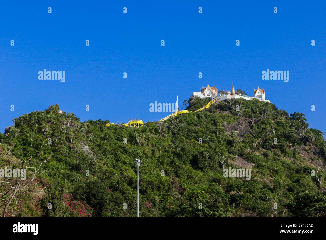 Panoramablick auf den Wat Khao Chong Krachok Tempel auf dem Hügel, Thailand Stockfoto