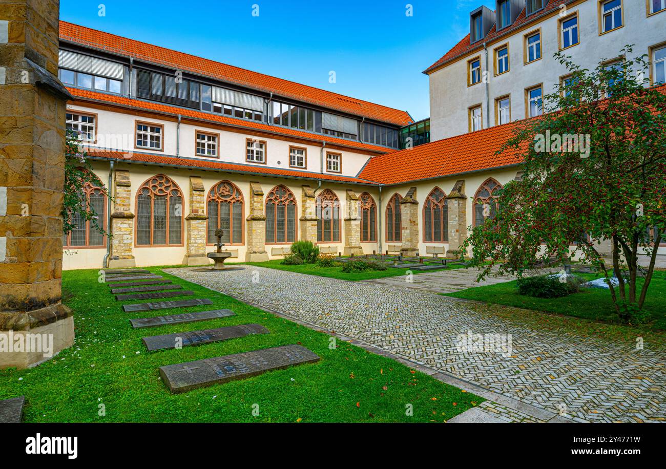 Innenhof und Kreuzgang des Hohen Dom in Paderborn. Nordrhein-westfalen, Deutschland Stockfoto