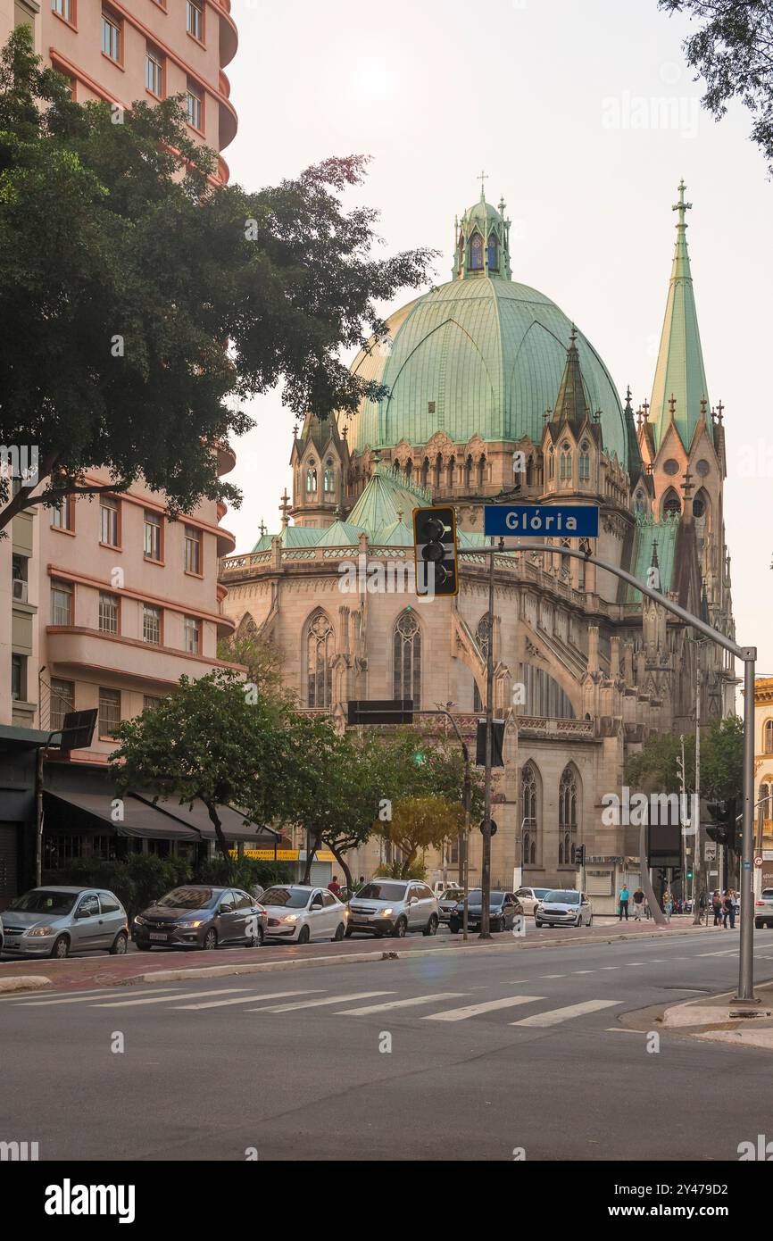 Kathedrale von Sé von der Ecke Glória mit der Liberdade Avenue im Stadtteil Liberdade, São Paulo Brasilien. 08.31.24. Japanisches Viertel. Stockfoto