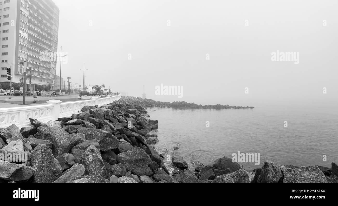 Santos City, Brasilien. Nebel am Strand in der Region Ponta da Praia. Schwarzweißbild. Stockfoto