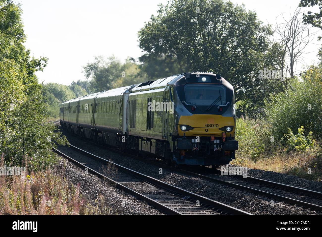 Chiltern Railways-Diesellokomotive der Baureihe 68 Nr. 68010 „Oxford Flyer“ zieht einen Hauptliniendienst, Hatton Bank, Warwickshire, Vereinigtes Königreich Stockfoto