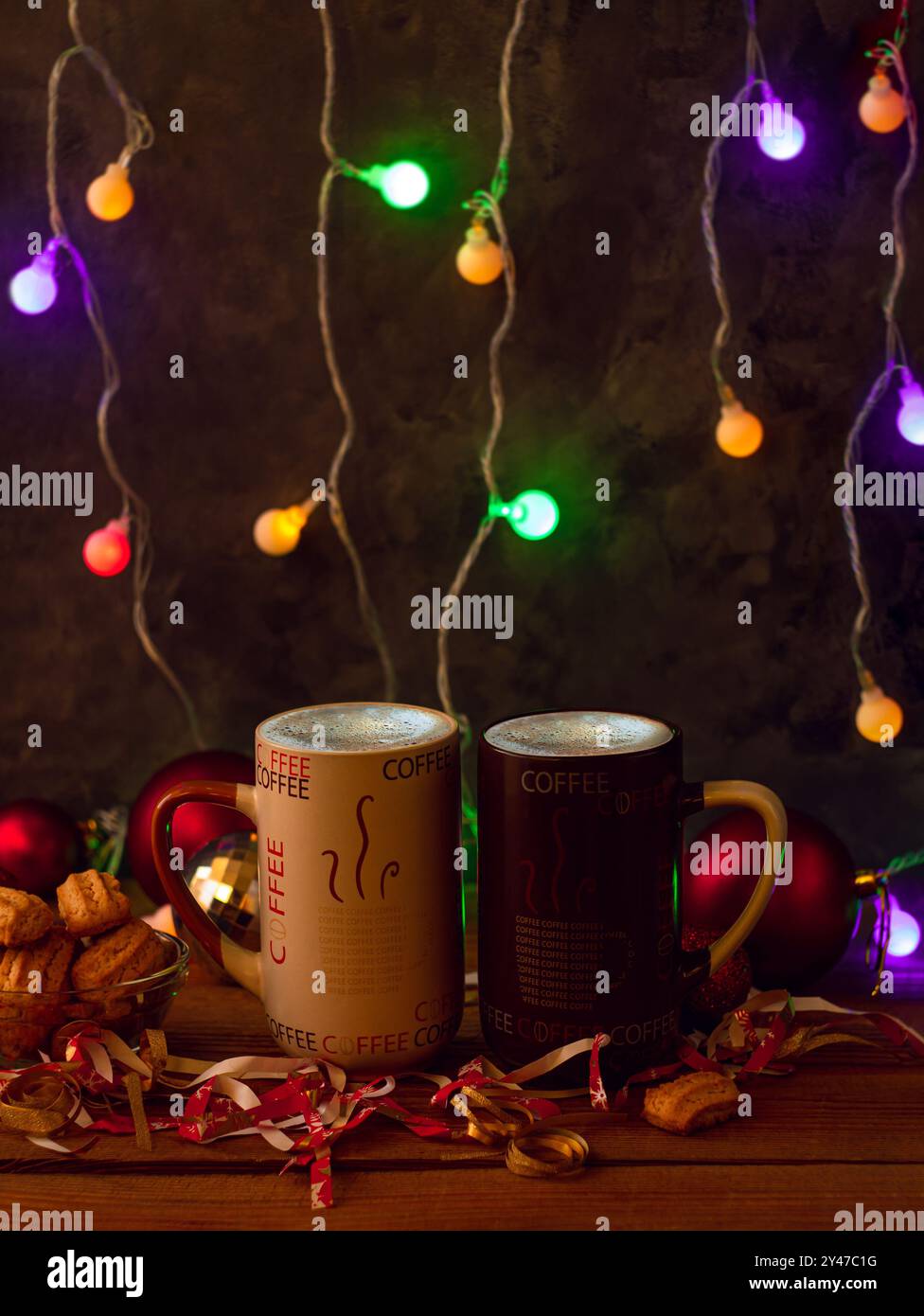 Weihnachtskaffeetassen mit Bokeh-Lichtern. Winterferien Musik Hintergrund, gemütliches Haus Guten Morgen Konzept, Silvester festliches Lied. Zwei Tassen Stockfoto