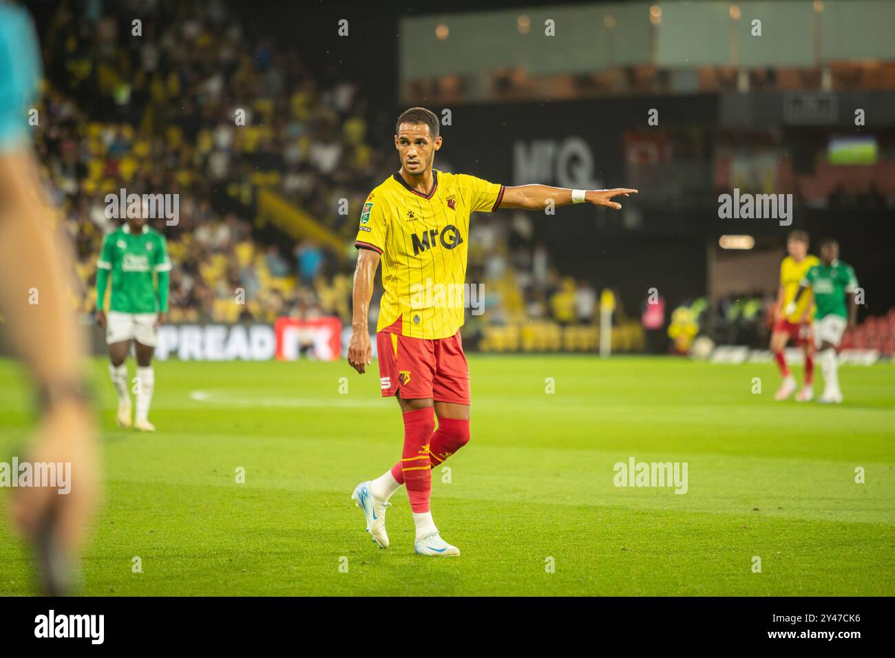 Tom Ince gibt Anweisungen im EFL Cup Spiel zwischen Watford und Plymouth Argyle 27/08/24 Stockfoto