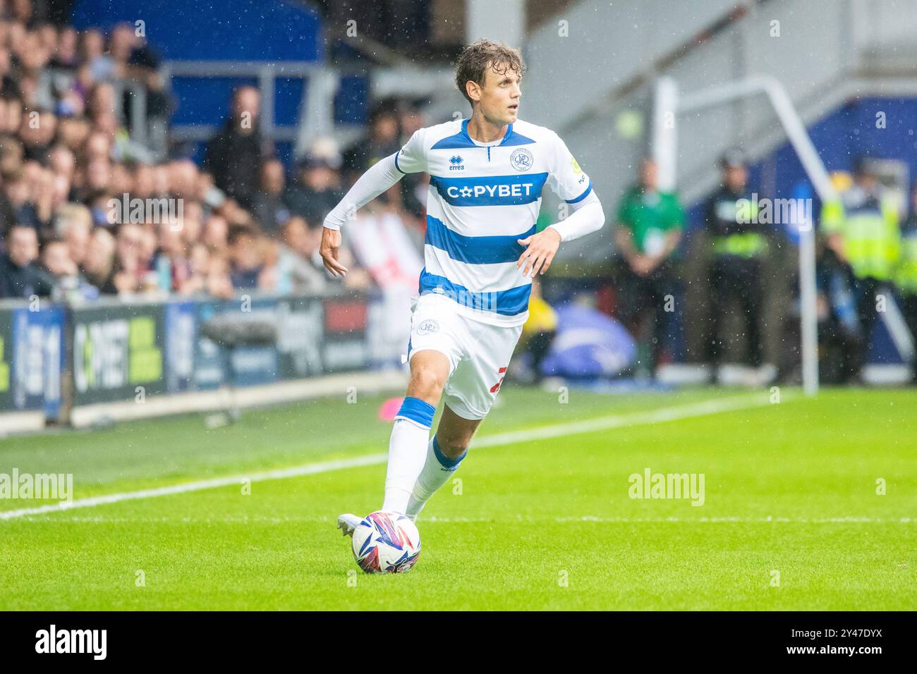 Nicolas Madsen will den Ball in den Queens Park Rangers vs Plymouth Argyle EFL Championship 08/24 nach vorne bringen Stockfoto