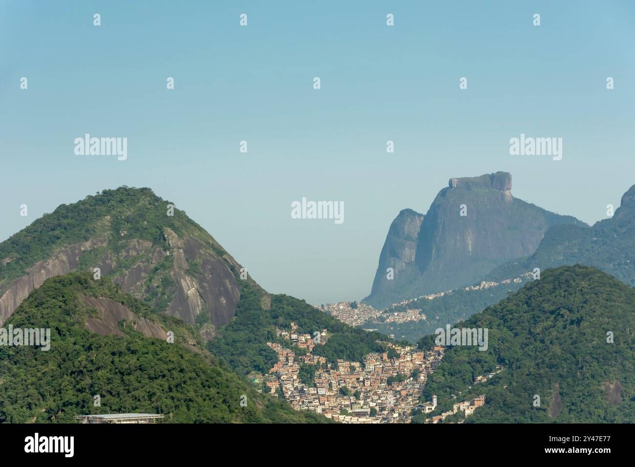 Rio de Janeiro, Brasilien. Viertel Copacabana, São Benedito Parish, Cabritos Hill und Peixoto. Im Hintergrund Gávea Stone. Stockfoto