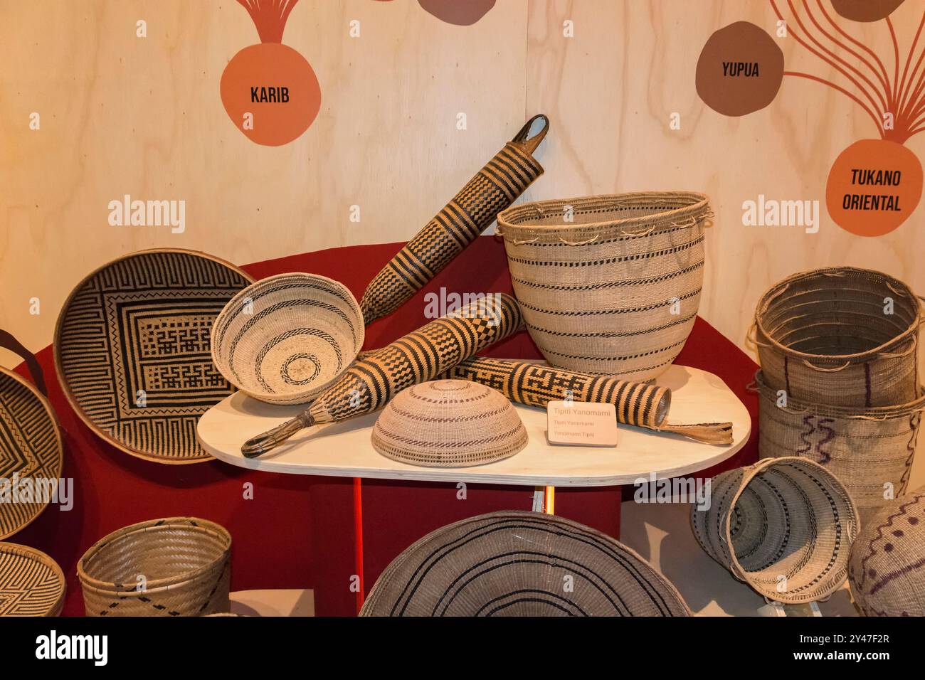 Museum von morgen, Rio de Janeiro, Brasilien. Millennial Amazon Exhibition. Strohhandwerk vom Stamm der Yanomami. Tipiti Yanomami. Stockfoto