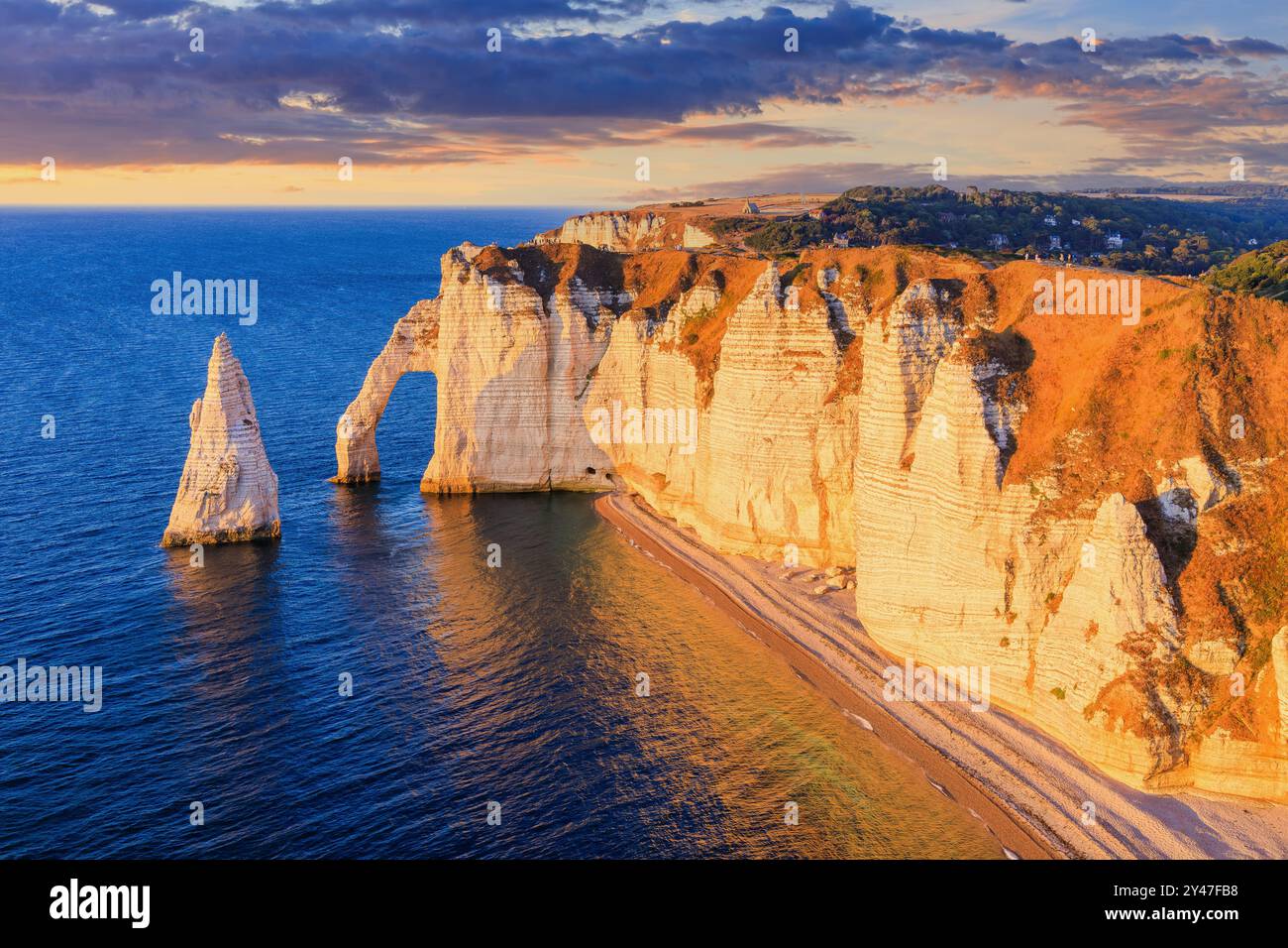 Normandie, Frankreich. Die Klippen des Dorfes Etretat mit dem Bogen Porte d'Aval und dem Felsen, der als Aiguille d'Etretat bekannt ist. Stockfoto
