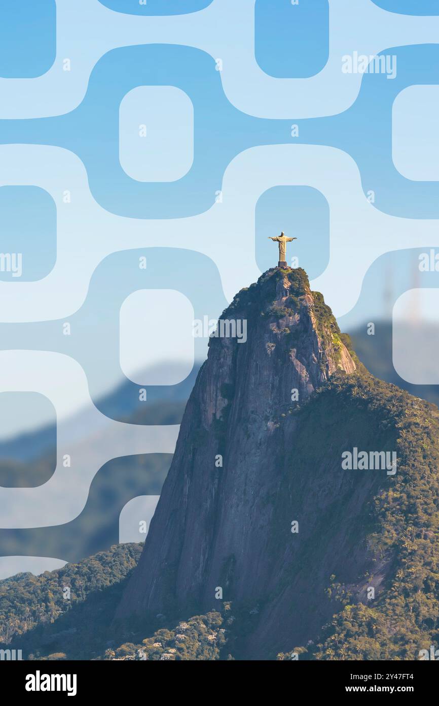 Rio de Janeiro, Brasilien. Statue Christi auf dem Corcovado-Hügel an einem sonnigen Tag mit blauem Himmel. Tijuca Nationalpark. Stockfoto