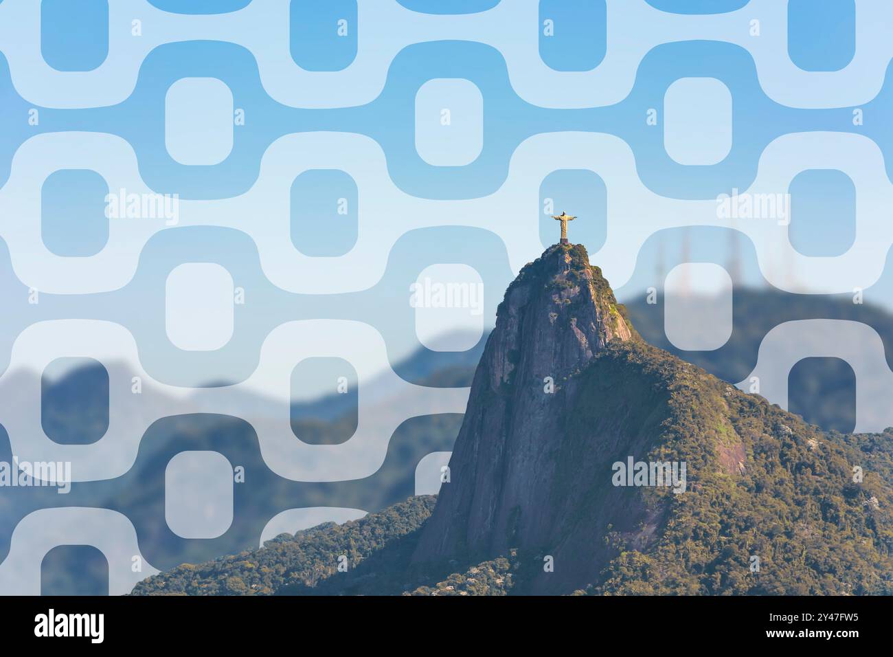 Rio de Janeiro, Brasilien. Statue Christi auf dem Corcovado-Hügel an einem sonnigen Tag mit blauem Himmel. Tijuca Nationalpark. Stockfoto