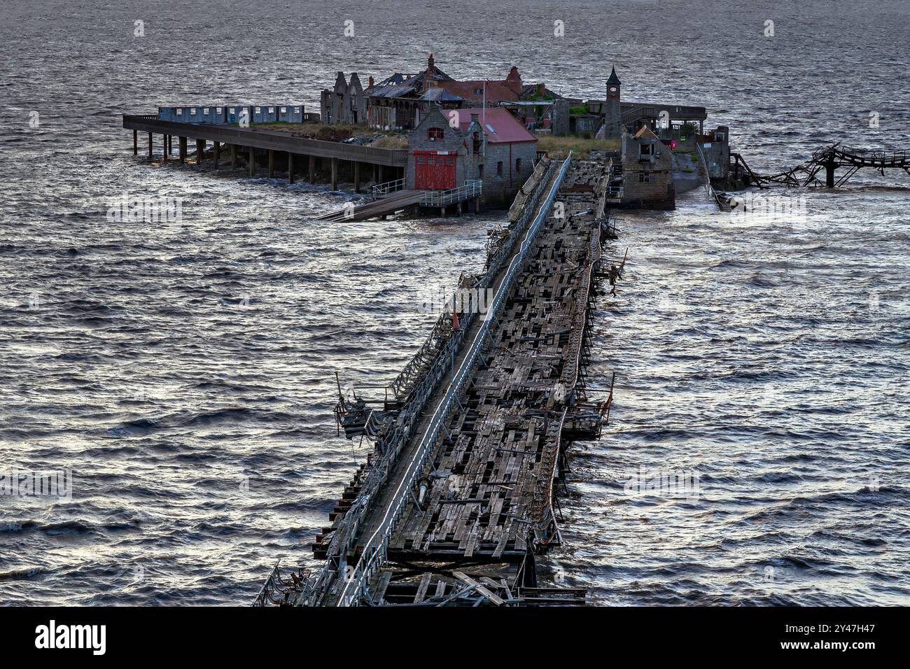 Der alte Birnbeck Pier in Weston Super Mare, Somerset, Großbritannien, ist extrem verfallen und gefährlich, wird aber bald wieder restauriert Stockfoto