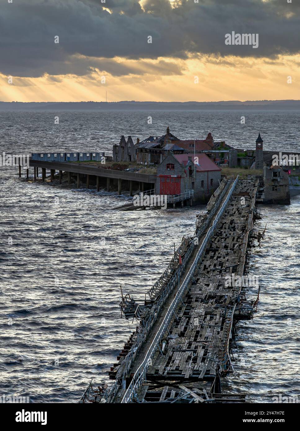 Der alte Birnbeck Pier in Weston Super Mare, Somerset, UK, der extrem verfallen und gefährlich ist, aber bald wieder restauriert werden soll, mit Sonnenstrahlen i Stockfoto