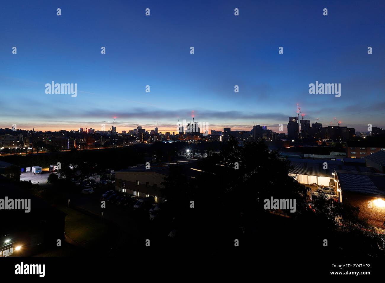 Blick über das Stadtzentrum von Leeds bei Sonnenaufgang Stockfoto