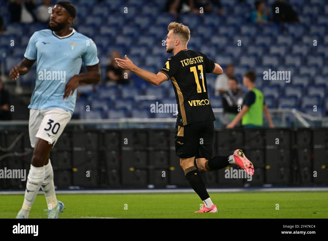 Rom, Italien. Februar 2024. Casper Tengstedt von Hellas Verona feiert, nachdem er am 16. September 2024 im Stadio Olimpico Rom Italien ein Tor im Spiel der Serie A zwischen SS Lazio und Hellas Verona FC erzielte. Quelle: Nicola Ianuale/Alamy Live News Stockfoto