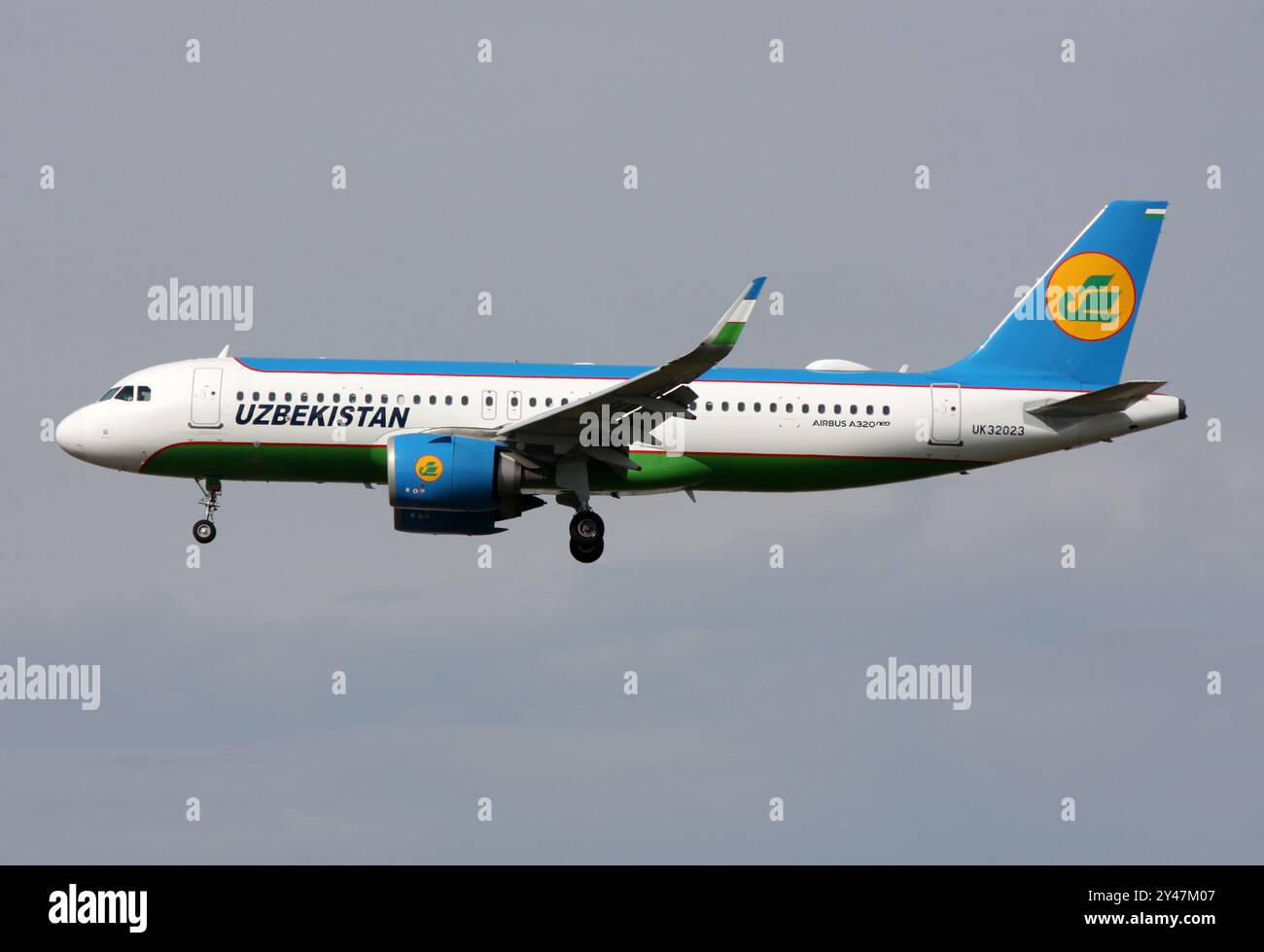 Ein Airbus A320 Neo von Usbekistan Airlines, der am Flughafen London Gatwick ankommt Stockfoto