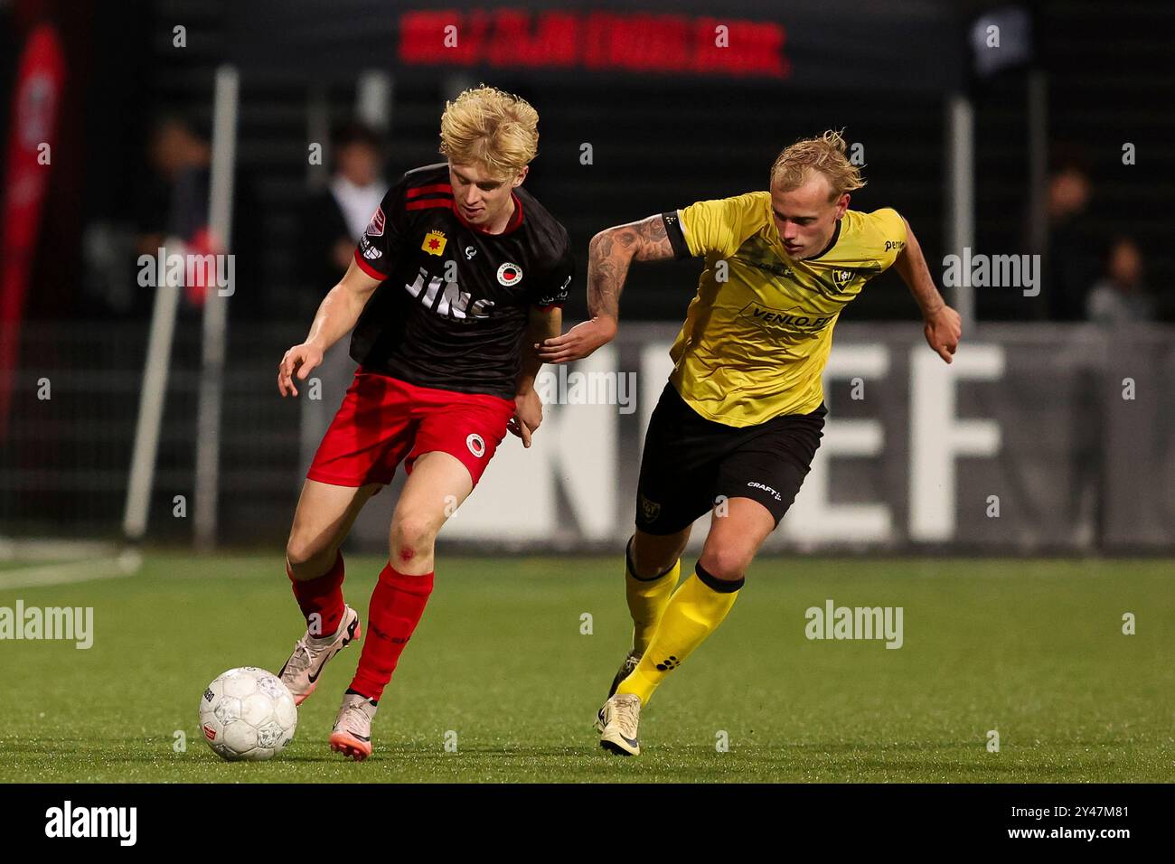 Rotterdam, Niederlande. September 2024. ROTTERDAM, NIEDERLANDE - 16. SEPTEMBER: Cedric Hatenboer von Excelsior Rotterdam wird am 16. September 2024 im Van Donge & de Roo Stadion in Rotterdam von Max de Waal vom VVV Venlo im niederländischen Keuken Kampioen Divisie-Spiel zwischen Excelsior Rotterdam und VVVV Venlo herausgefordert. (Foto: Hans van der Valk/Orange Pictures) Credit: dpa/Alamy Live News Stockfoto