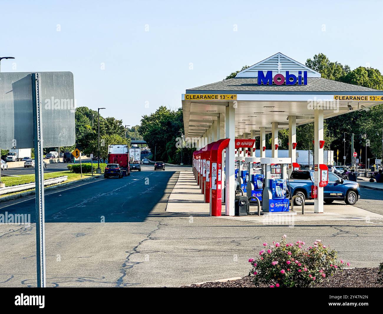 NORWALK, CT, USA, 13. SEPTEMBER 2024: Tankstelle in Vorstadtgebieten mit mehreren Fahrzeugen betankt während des sonnigen morgens auf der I 95 Darien North Stockfoto