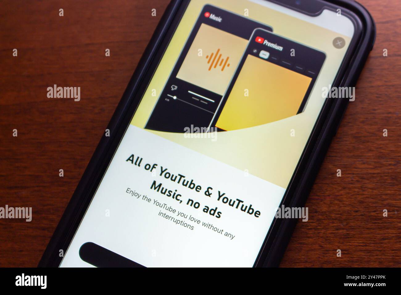 YouTube Premium-Popup. YouTube Premium ist ein kostenpflichtiges Abonnement, das werbefreie Videos, Offline-Anzeige, Hintergrundwiedergabe und Zugriff auf YouTube Music bietet Stockfoto