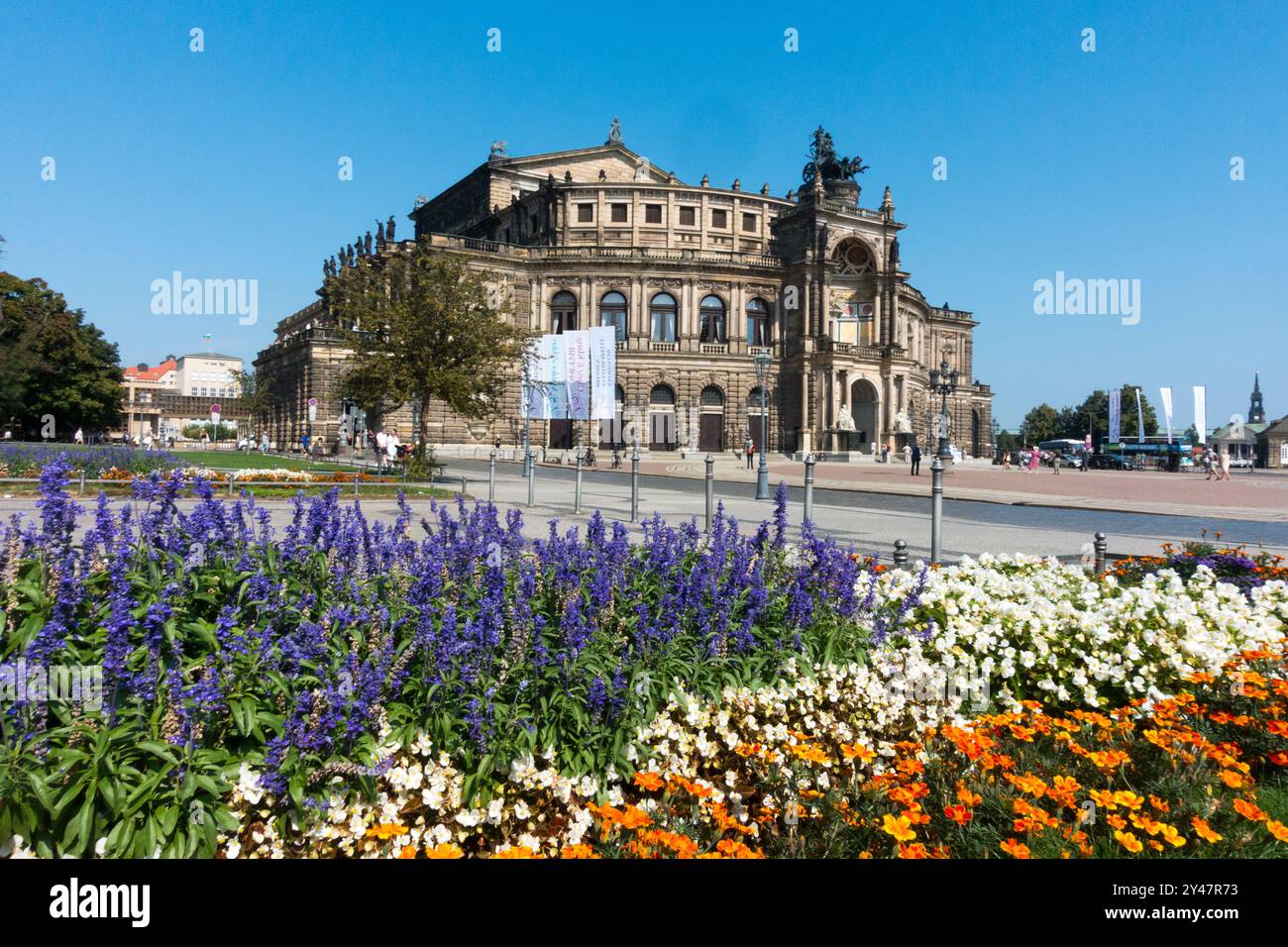 Semperoper Dresden Opernhaus Theaterplatz Sommerblumen Stadt Altstadt Altstadt Dresden Deutschland Stockfoto