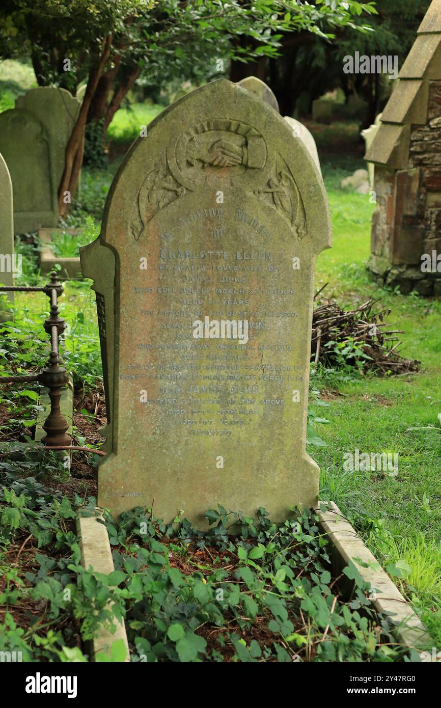 Gosport, Hampshire, England. 9. September 2024. Nahaufnahme eines Familiengrabsteins mit verbundenen Händen und Engeln. Dieses Foto ist eines einer Serie, die ich kürzlich bei einer Führung durch den Anns Hill Cemetery während der Gosport Heritage Open Days gemacht habe. Die Veranstaltung fand auf der alten Seite des Friedhofs statt (der alte und der neue wurde durch die Anns Hill Road getrennt) und hieß „Funery and Flora“. Stockfoto