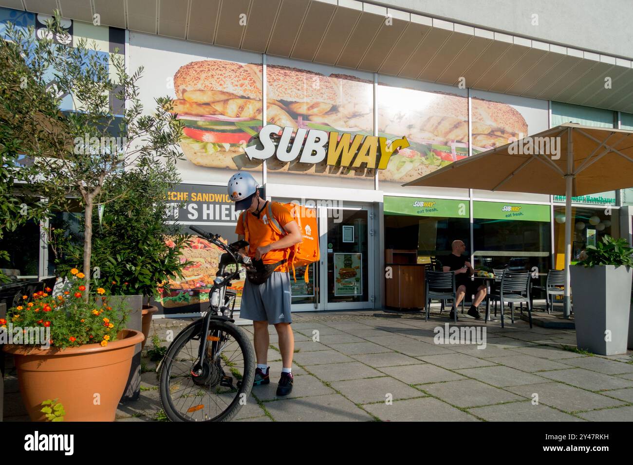 Lieferando Delivery Service vor dem Subway Shop Store Fast Food Street Courier Food Thermo Bag Stadt Dresden Sachsen Deutschland Europa Stockfoto