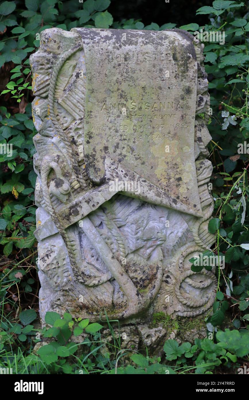Gosport, Hampshire, England. 9. September 2024. Ein kunstvoller Grabstein mit Seil- und Ankerdesign. Dieses Foto ist eines einer Serie, die ich kürzlich bei einer Führung durch den Anns Hill Cemetery während der Gosport Heritage Open Days gemacht habe. Die Veranstaltung fand auf der alten Seite des Friedhofs statt (der alte und der neue wurde durch die Anns Hill Road getrennt) und hieß „Funery and Flora“. Stockfoto