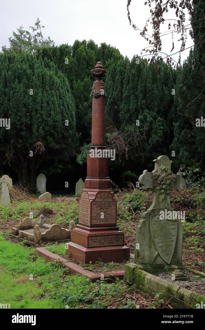 Gosport, Hampshire, England. 9. September 2024. Eine hohe Säule über dem Grab von Oliver Upfield und anderen Mitgliedern der hif-Familie. Dieses Foto ist eines einer Serie, die ich kürzlich bei einer Führung durch den Anns Hill Cemetery während der Gosport Heritage Open Days gemacht habe. Die Veranstaltung fand auf der alten Seite des Friedhofs statt (der alte und der neue wurde durch die Anns Hill Road getrennt) und hieß „Funery and Flora“. Stockfoto