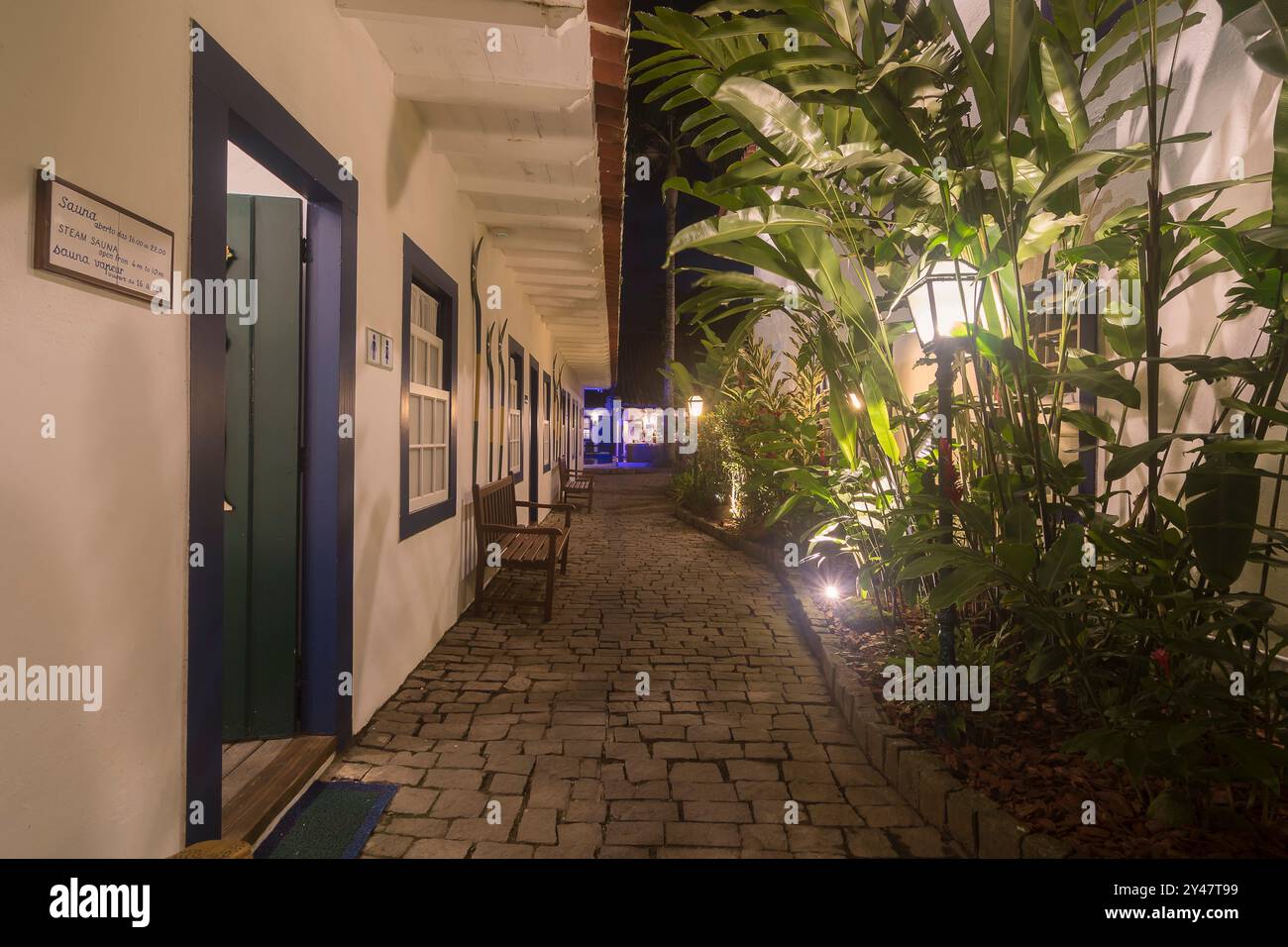 Paraty, Brasilien. Februar 2023. Pousada Porto Imperial. Außenkorridor eines alten Kolonialhauses. Garten mit tropischen Pflanzen. Auf der linken Seite, A Stockfoto