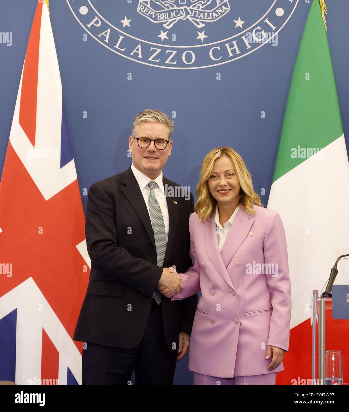 Rom, Italien. September 2024. Die italienische Premierministerin Giorgia Meloni (R) trifft sich am 16. September 2024 in der Villa Doria Pamphili in Rom mit dem britischen Premierminister Keir Starmer. Die beiden Staats- und Regierungschefs hielten eine Sitzung unter geschlossener Tür ab, bevor sie vor den Medien sprachen und über Einwanderung, den Konflikt zwischen Russland und der Ukraine, Energiepolitik, Wirtschaftswachstum, und die Beziehungen zwischen dem Vereinigten Königreich und der Europäischen Union nach dem Brexit. Quelle: Alberto Lingria/Xinhua/Alamy Live News Stockfoto