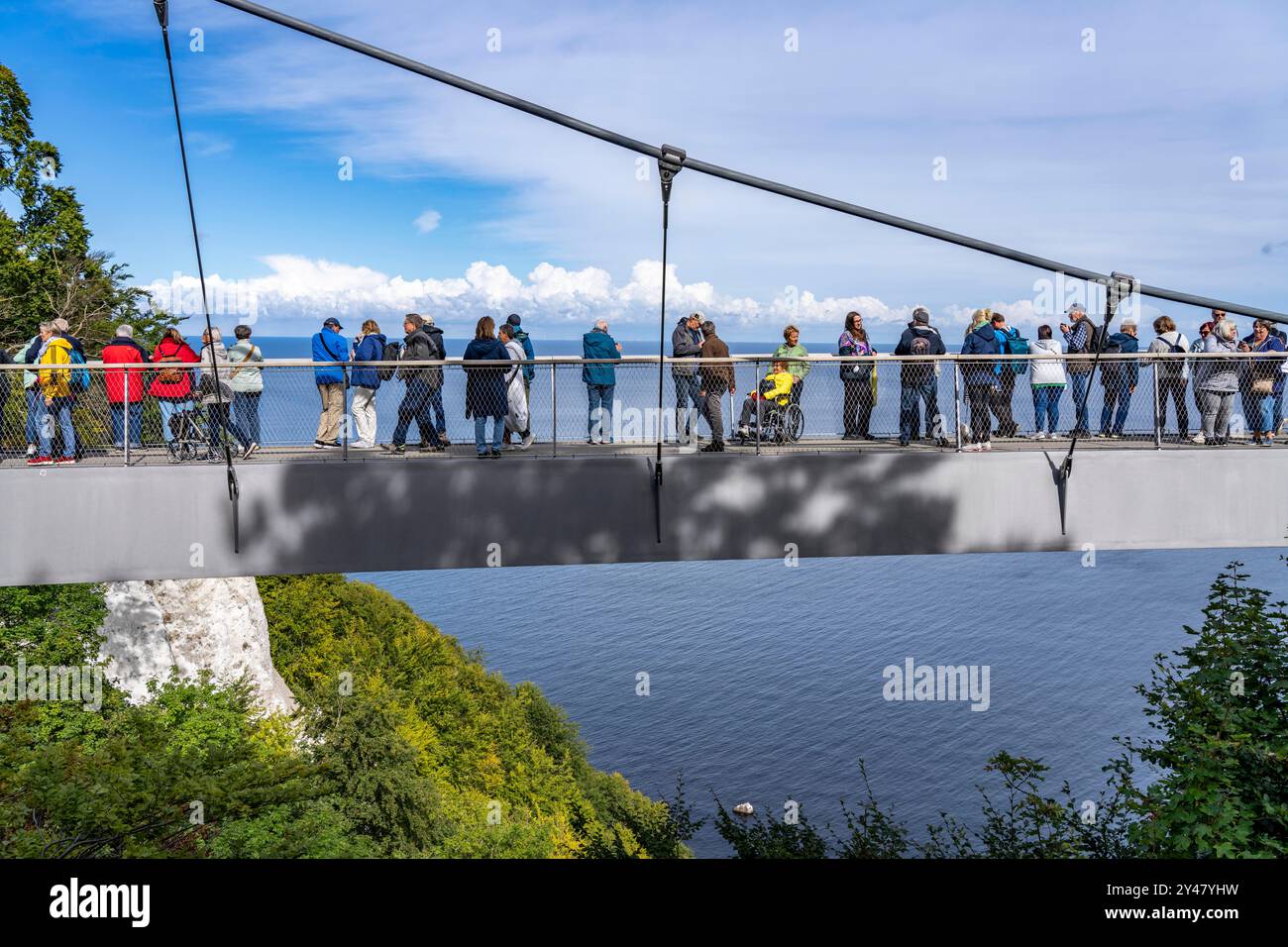 Der Skywalk Königsstuhl auf den Kreidefelsen von Rügen ...