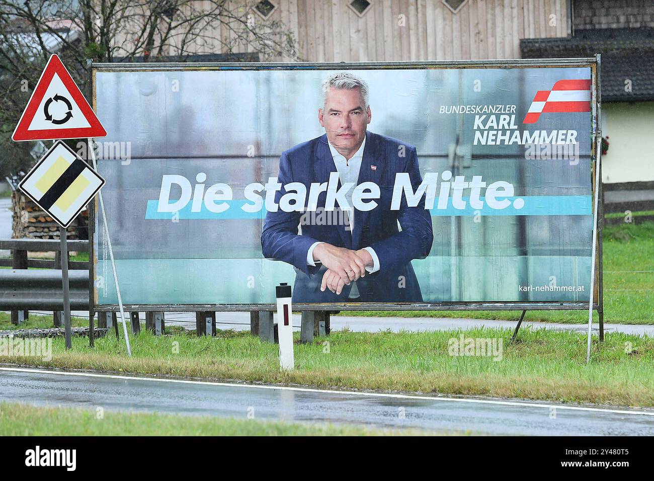 Nationalratswahl in Österreich 2024 ein Wahlplakat der ÖVP Österreichische Volkspartei - Bundeskanzler Karl Nehammer - mit der Aufschrift: Die starke Mitte. Am 16.09.2024 in Salzburg die 28. Nationalratswahl in Österreich wird am 29. September 2024 stattfinden. Der Nationalrat bildet die zweite Kammer des österreichischen Parlaments. Seit 1971 setzt er sich aus 183 Mitgliedern zusammen. Der Nationalrat ist das zentrale Organ der Bundesgesetzgebung in Österreich. Seine Zusammensetzung hat maßgeblichen Einfluss auf die Regierungsbildung und die Tagespolitik *** Bundestagswahl in aus Stockfoto