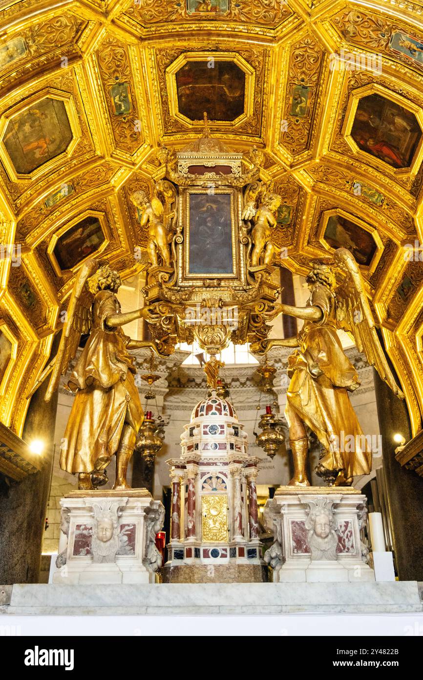 Hauptaltar im Barockstil mit geschwungener vergoldeter Decke, Kathedrale St. Domnius, Split, Kroatien Stockfoto