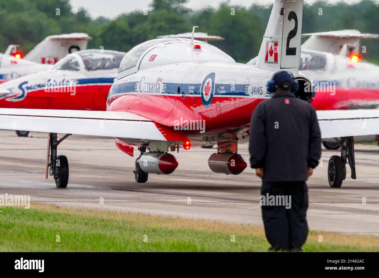 Die Royal Canadian Air Force (RCAF) Snowbirds demonstrieren auf einer Flugschau in St. Thomas, Ontario, Kanada. Stockfoto