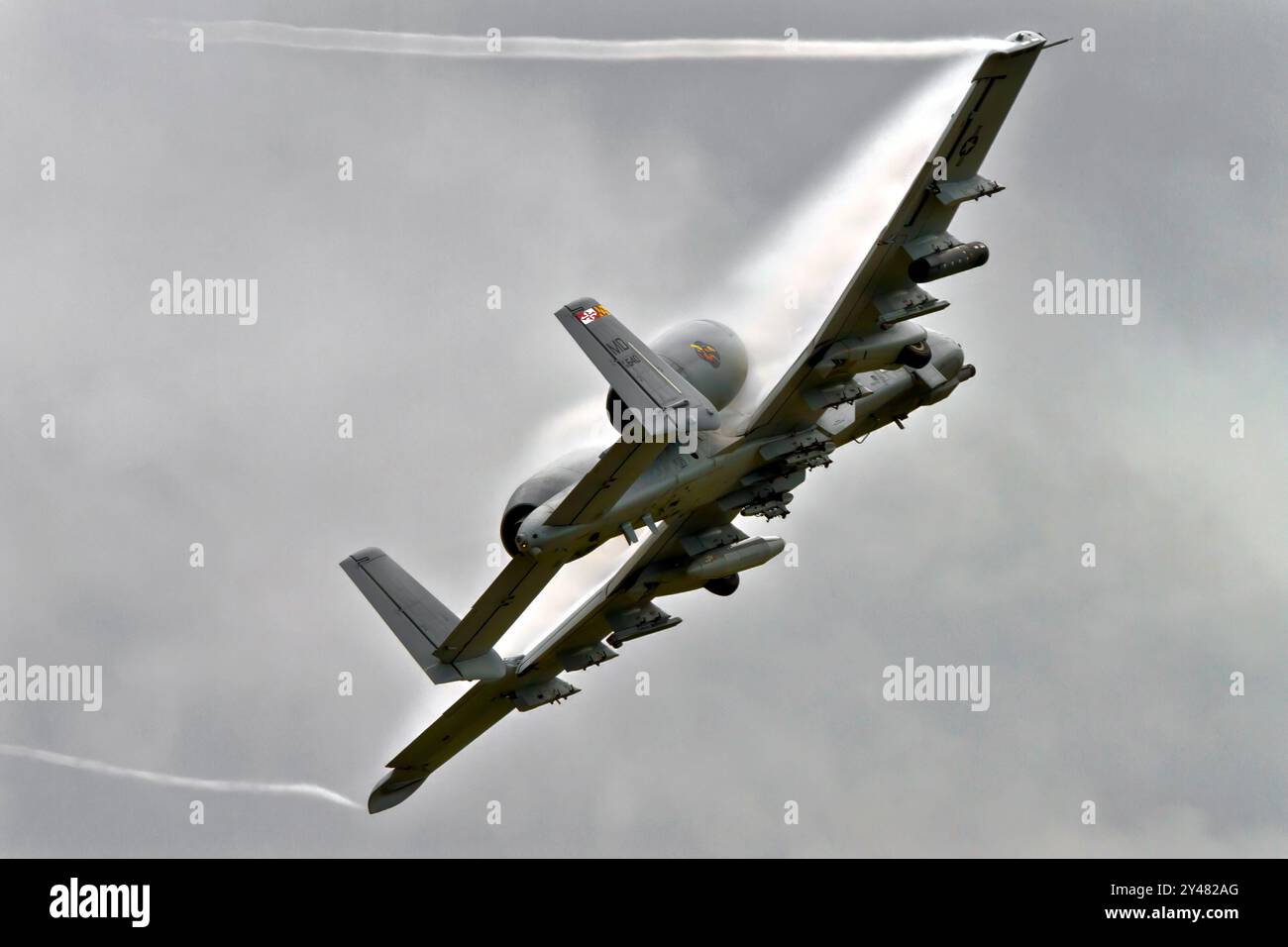 Eine A-10 Thunderbolt Lightning (Wart Hog) der United States Air Force, die 2011 auf einer Flugschau in St. Thomas, Ontario, Kanada, auftritt. Stockfoto