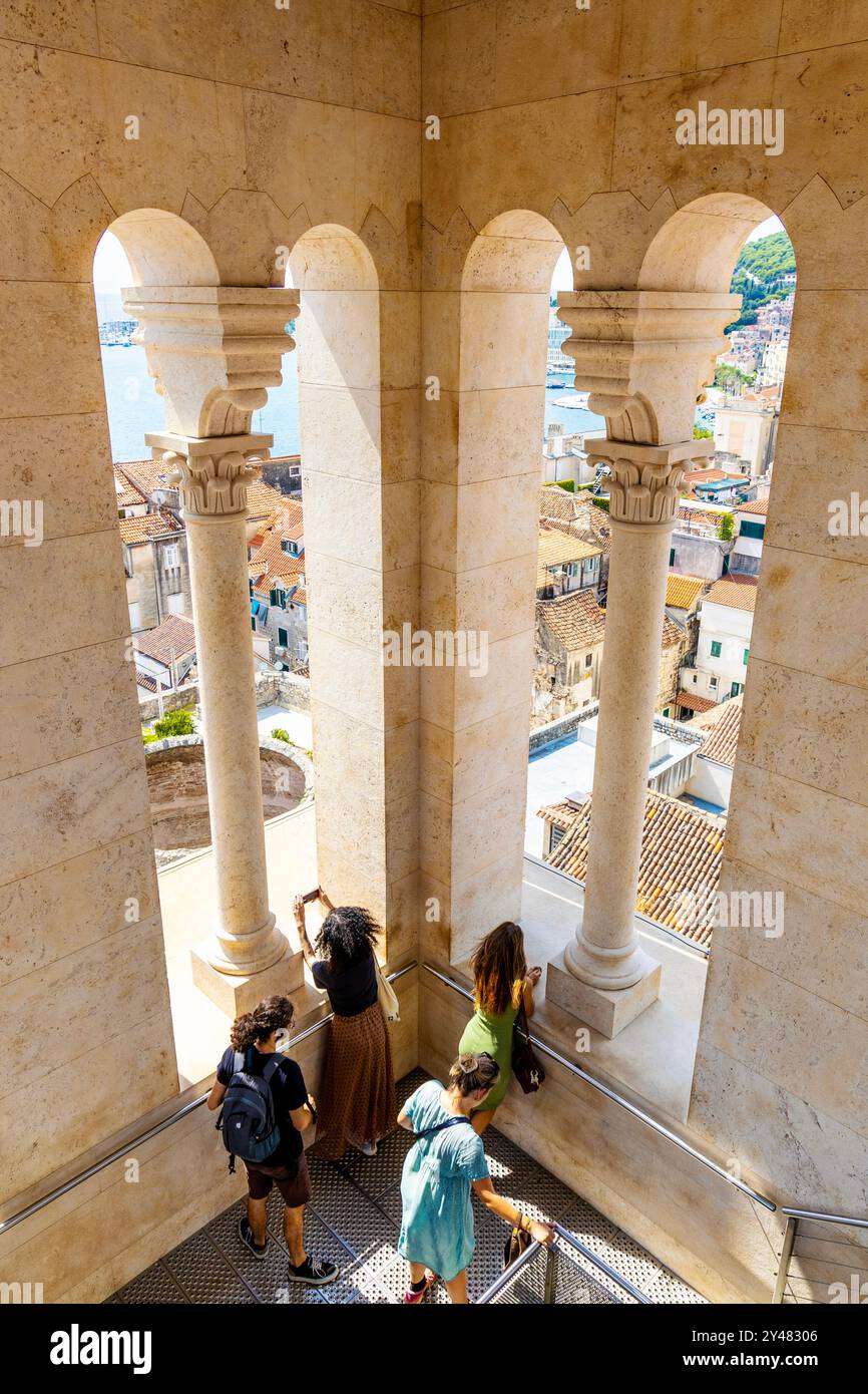 Touristen mit Blick auf den Glockenturm der Kathedrale Saint Domnius aus dem 12. Jahrhundert, den Diokletianpalast, Split, Kroatien Stockfoto