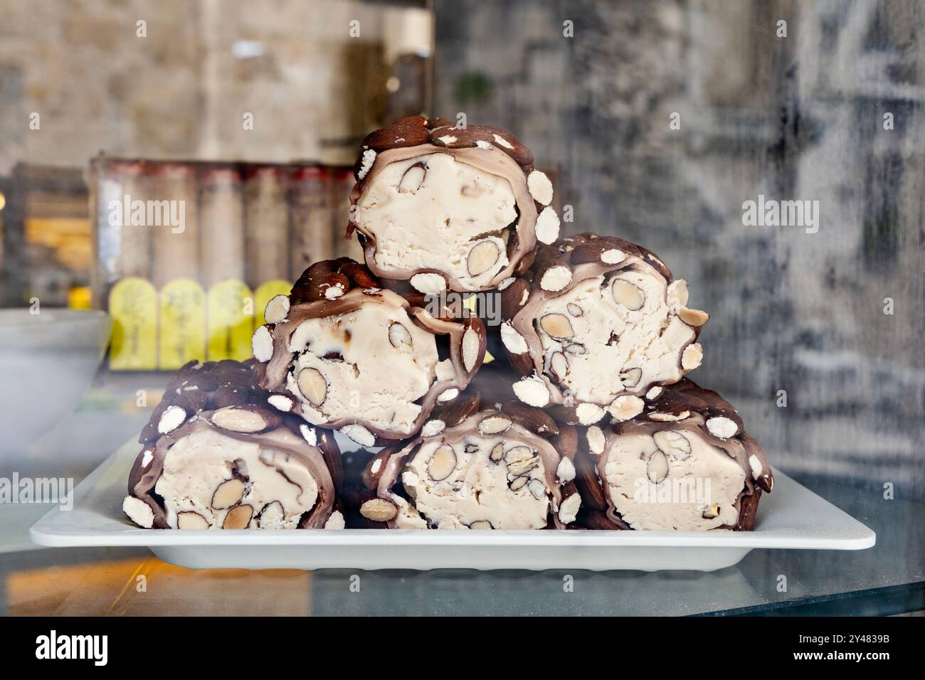 Weiße Schokoladen gerolltes Lokum (türkische Delikatesse) mit Mandeln aus World of Desserts, Split, Kroatien Stockfoto