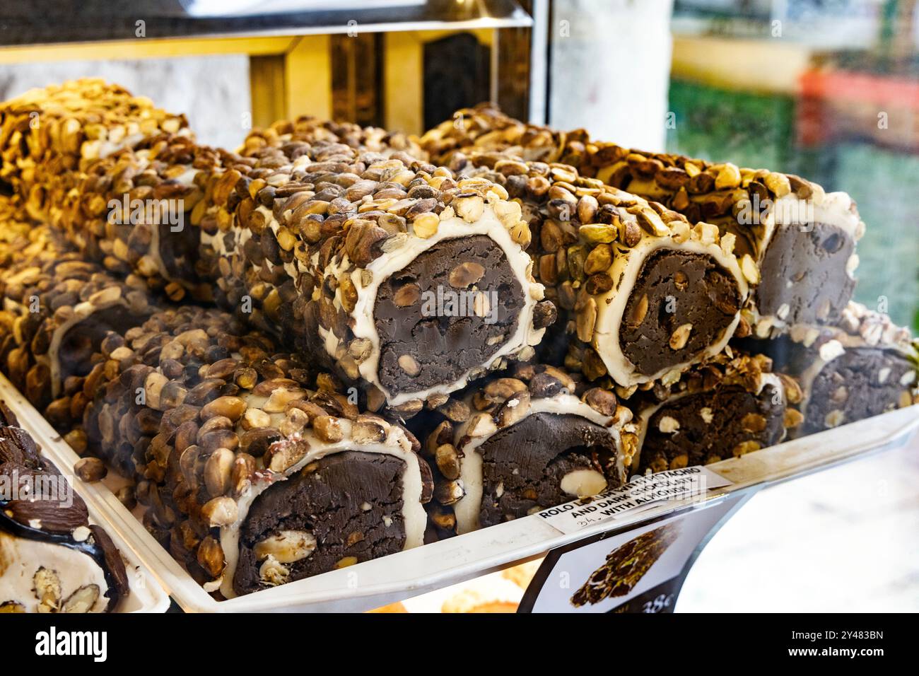 Pistazie und dunkle Schokolade gerollt Lokum (türkische Delikatesse) aus World of Desserts, Split, Kroatien Stockfoto
