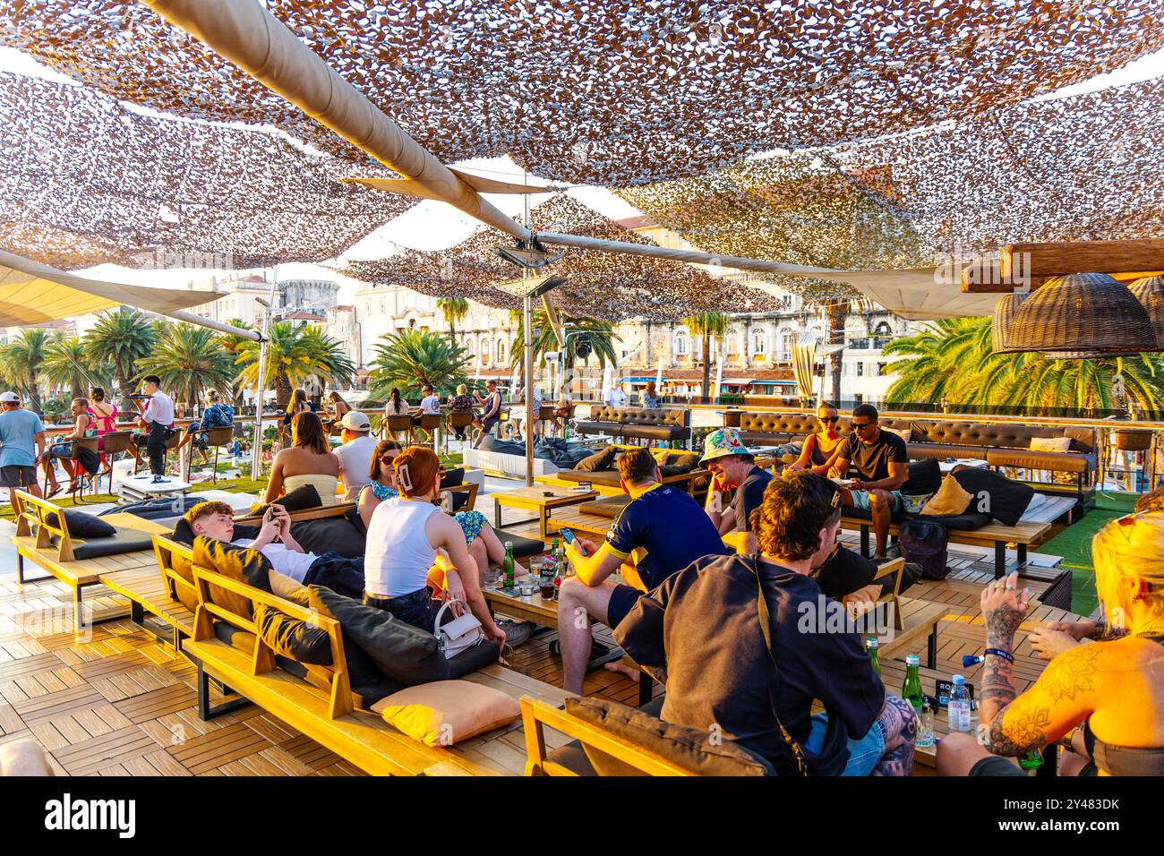 Gäste genießen den Sonnenuntergang von der DACHTERRASSE 68 Restaurant und Club, Split, Kroatien Stockfoto