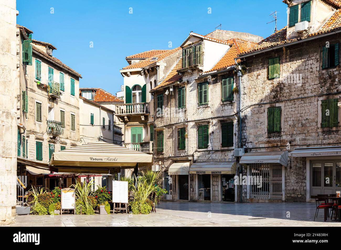 Häuser rund um den Radić Brothers Square (Obstplatz) und Tavern Favola Restaurant, Split, Kroatien Stockfoto