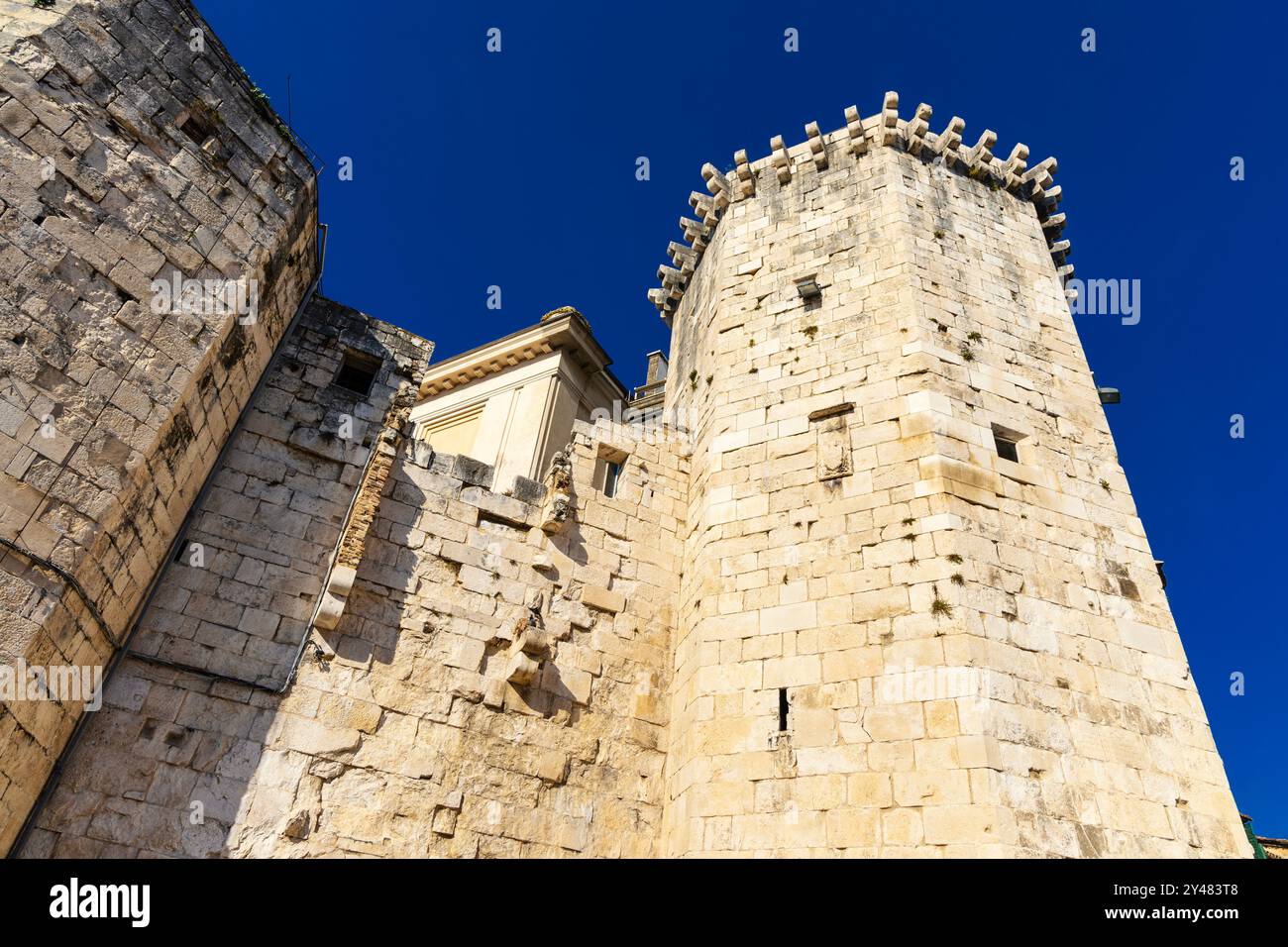 Mittelalterlicher venezianischer Burgturm aus dem 15. Jahrhundert auf dem Platz der Brüder Radić (Obstplatz), Split, Kroatien Stockfoto