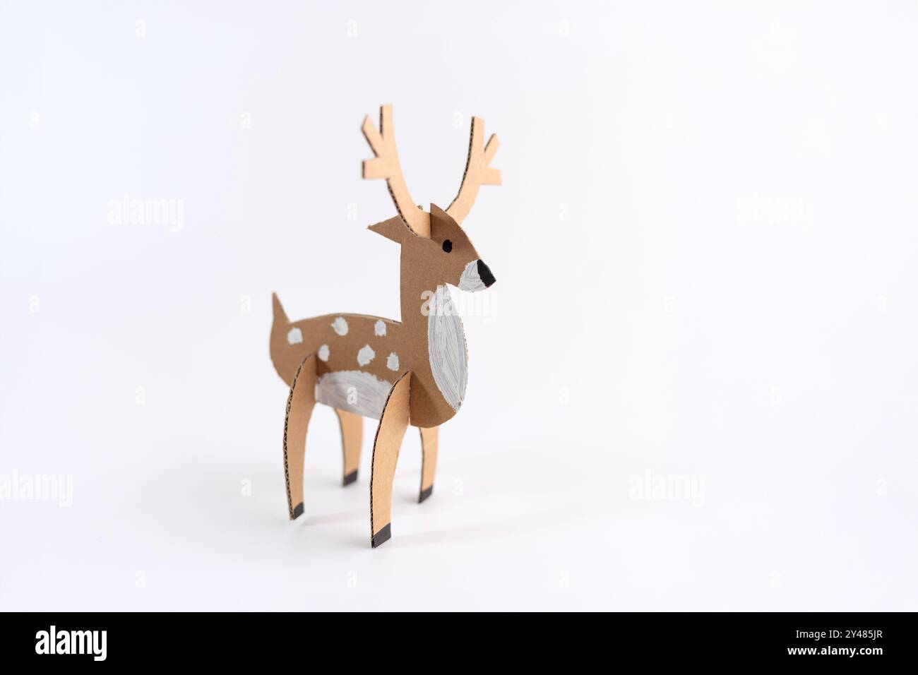Selbstgemachter Hirsch aus recyceltem Papier, ideales Weihnachtsspielzeug für Kinder. Ansprechendes Tutorial für Kindergartenprojekte und festliche Aktivitäten. wh Stockfoto