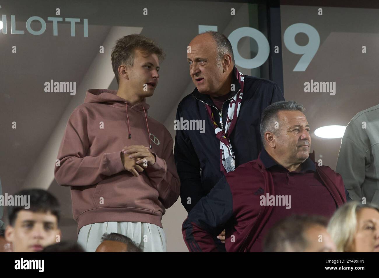 Bukarest, Rumänien. 16. September 2024: Dan Sucu (R), der Finanzier des FC Rapid, und sein Sohn Dan Matei Sucu (L), schauen während des Fußballspiels zwischen dem FC Rapid und U Cluj in der 9. Runde der Superliga, der ersten Liga der rumänischen Fußballmeisterschaft 2024-2025, in der Superbet Arena-Giulesti in Bukarest von der Tribüne zu. Quelle: Lucian Alecu/Alamy Live News Stockfoto