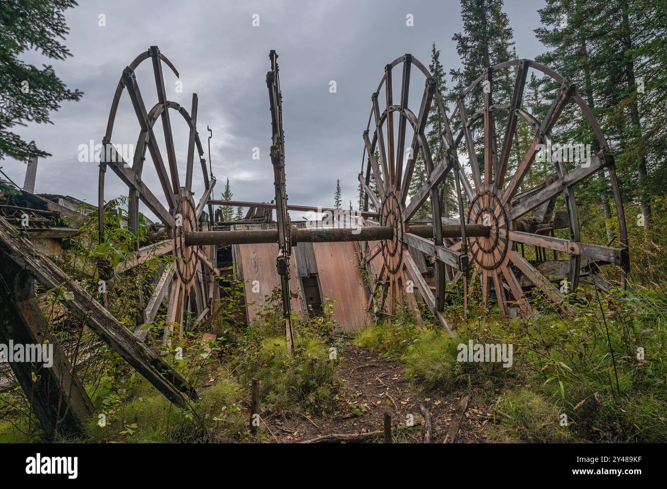 Überreste eines Schaufelrads von einem Schiffswrack am Ufer des Yukon River in Dawson City, Yukon, Kanada Stockfoto