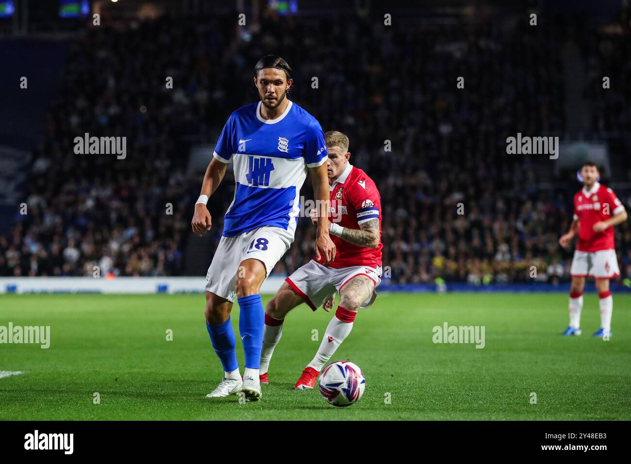 Willum Þór Willumsson aus Birmingham City lässt den Ball während des Spiels der Sky Bet League 1 Birmingham City gegen Wrexham in St. Andrew's @ Knighthead Park, Birmingham, Großbritannien, 16. September 2024 (Foto: Gareth Evans/News Images) Stockfoto