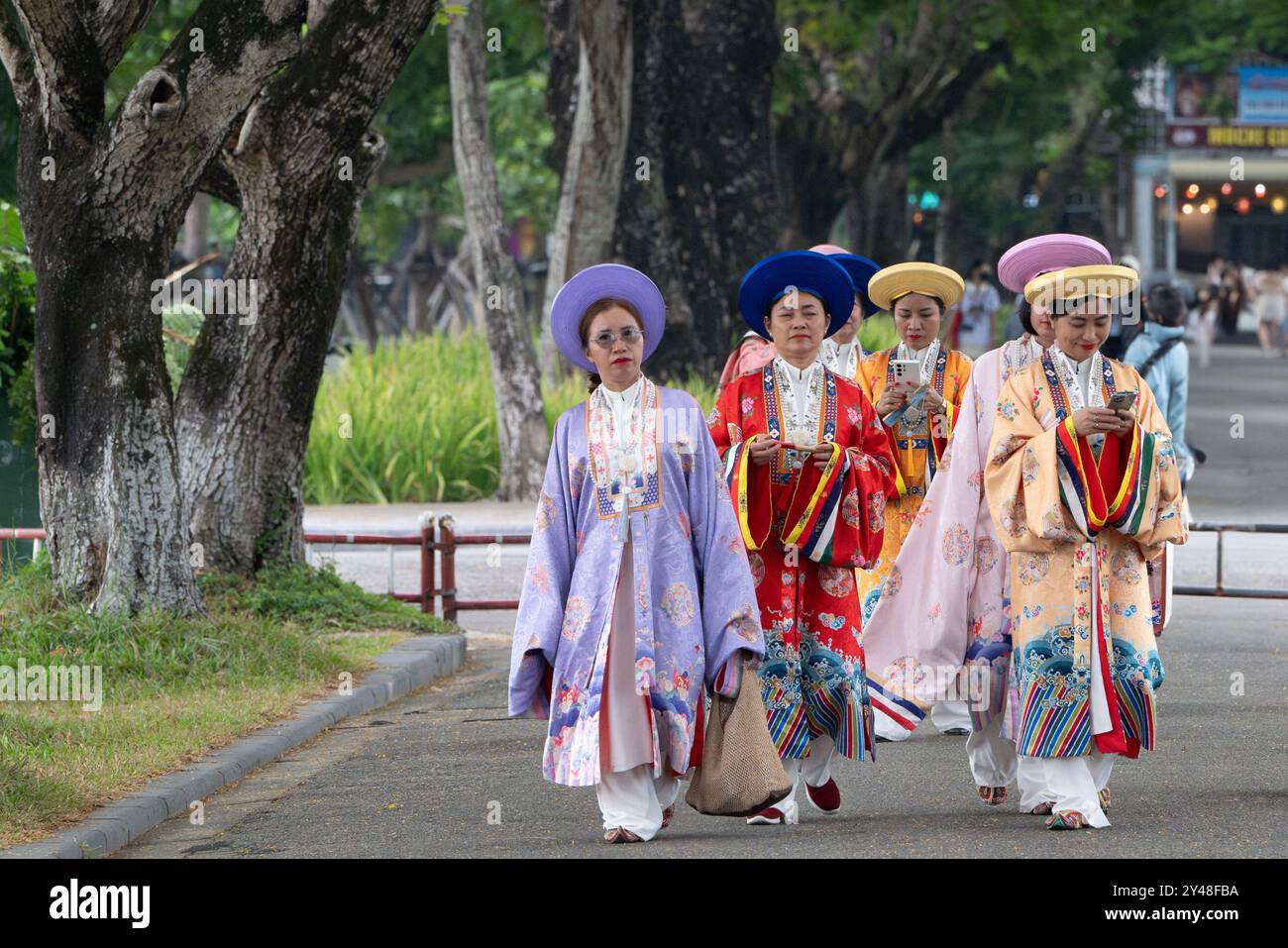 Frauen in traditioneller Tracht besuchen die Zitadelle in Hue, Vietnam Stockfoto