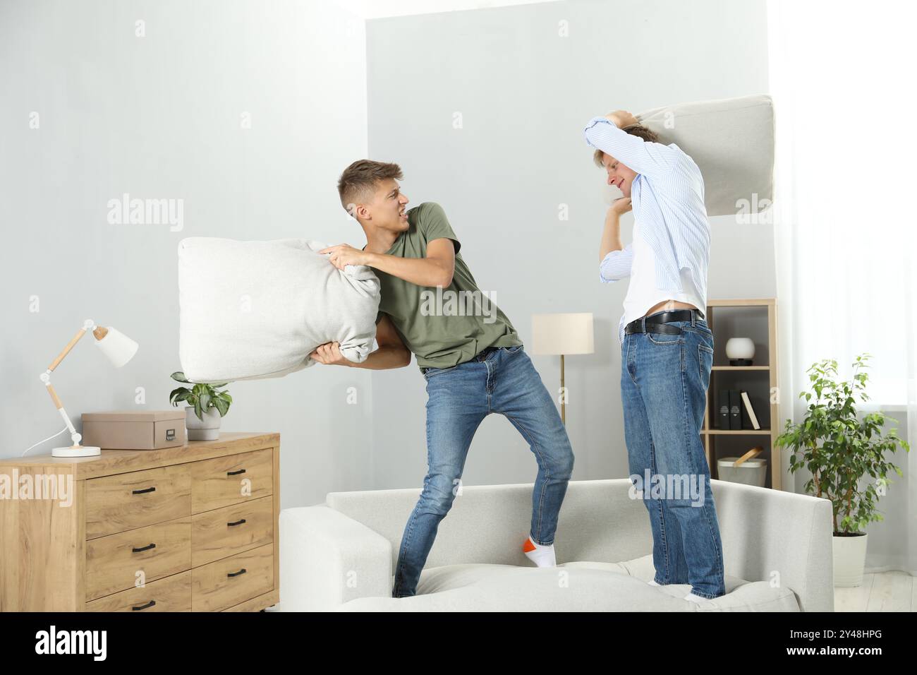 Junge Brüder, die zu Hause Kissenstreit haben Stockfoto